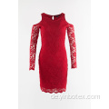 Rotes Spitzenkleid mit Schulterfrei